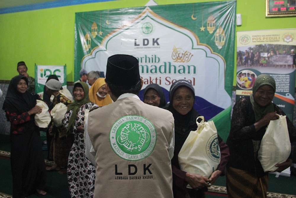 Mualaf Candi Cetho Terima Bantuan Paket Sembako LDK MUI